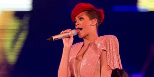 [Video] Rihanna Hadiahi Fans Dengan Goyangan Sensual di Panggung