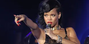 [Video] Rihanna Tampil 'Misterius' di Video Klip 'What Now'