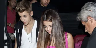 [VIDEO] So Sweet! Justin Bieber Nyanyikan Lagu Untuk Selena Gomez