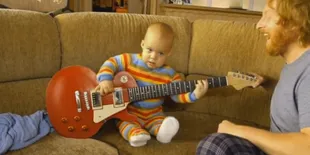 [Video] Super Unik! Kecil-Kecil Bayi Ini Jago Banget Main Gitar