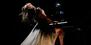 [Video] Tampil di Grammy Awards, Taylor Swift Sempat 'Headbang'