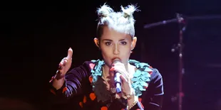 [Video] Tampil dii MTV EMA, Miley Cyrus jadi Astronot
