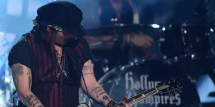 [VIDEO] Tribute to Lemmy, Johnny Depp Menggila di Grammy 2016