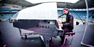 Vokalis Muse Beri Nama Kucingnya Kanye dan Kim