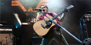 Vokalis Weezer Sapa Penggemar Pakai Bahasa Indonesia di Twitter