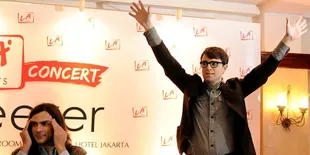 Vokalis Weezer Meditasi Untuk Atasi Grogi