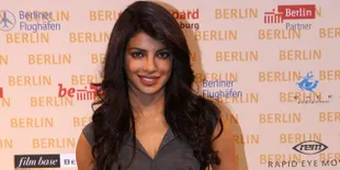 Waduh, Pria Tak Dikenal Ini Selalu Kuntit Priyanka Chopra?