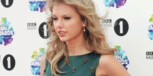 Wah, Ada Yang Berbeda Dari Penampilan Taylor Swift!