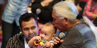 Wajah Bahagia Rafathar Saat Main Air di Bak Mandi, Bulat Lucu