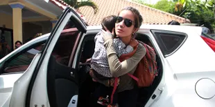 Wajah Bingung, Sheila Marcia Enggan Komentar Soal Kekerasan Suami