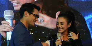 Wajah Rossa Merah Saat Afgan Pakaikan Kalung Seharga 500 Juta!