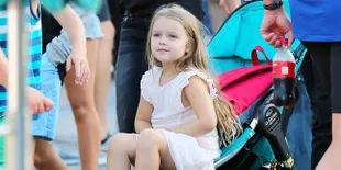 Wajah Seru Harper Beckham Saat Naik Roller Coaster, Nggemesin!