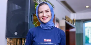 Wanda Hamidah Turun ke Jalan, Bagikan Makanan kepada Pendemo di Depan Gedung DPR