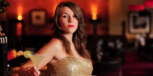 Wanita Ini Gabungkan 14 Nama Bond Girl Sebagai Namanya