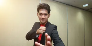 Warga Amerika Rela Antri Berdesakan Demi Dapat Tanda Tangan Iko Uwais