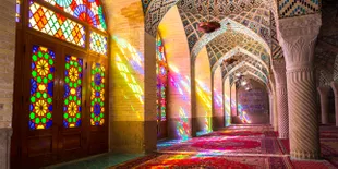 Warna-Warni Masjid Pelangi di Iran