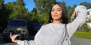 Waspada Corona, Kylie Jenner Akui Sudah Terbiasa di Rumah Sejak Hamil Stormi Webster