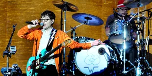 Weezer Ajak Penonton Indonesia Bernostalgia