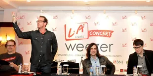 Weezer Tampil, Awan Hujan Berarak Menjauh
