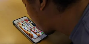 Wow, Kamu Bisa Rasakan Makanan Dengan Cara Jilat Handphone Saja