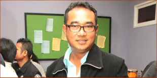 Yanni Libels Meninggal di Dalam Pesawat Terbang