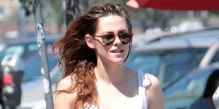 Yuk Intip Gaya Kristen Stewart Saat Belanja Sayuran!