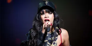 Yuk Intip Gaya Rihanna Saat di Kolam Renang!