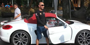 Yuk, Ngintip Mobil Sport Milik Suami Ayu Ting Ting!