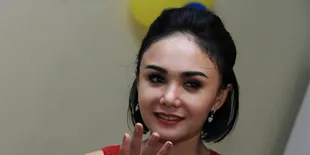 Yuni Shara Tarik Penonton Yang Memakai Kaos Bergambar Raffi Ahmad