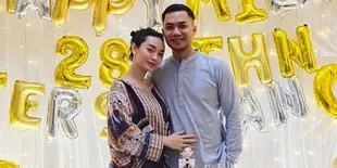 Zaskia Gotik Pamer Foto Mesra Bareng Suami, Peluk Peluk Manja