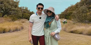 Zaskia Sungkar Makan Nasi Bungkus Lupa Lepas Masker, Irwansyah: Gobl*k