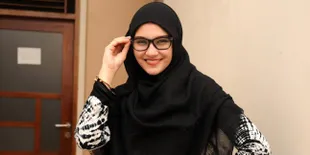 Zee Zee Shahab Tak Pernah Lupa Cium Tangan Mama