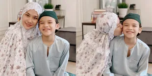Ziarah ke Makam Ashraf Sinclair, Potret BCL Berkerudung Sambil Tertunduk Lesu Jadi Sorotan
