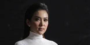 Ziarah ke Makam Ayah, Syahrini: Aku Rindu Pa...