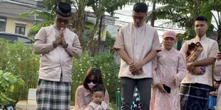 Ziarah ke Makam Bibi dan Vanessa Angel Saat Idul Fitri, H. Faisal Terisak Bacakan Yasin