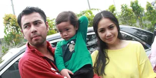 Ziarah ke Makam Olga, Raffi Ahmad 'Ditodong' Uang Lebaran