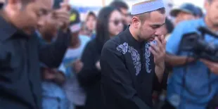 Raffi Ahmad Berlinang Air Mata di Atas Makam Olga Syahputra