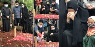 10 Foto Pemakaman Ayah Ria Ricis & Oki Setiana Dewi, Dipenuhi Suasana Duka dan Tangis Kehilangan