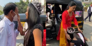 10 Momen Haru Manya Singh Sentuh Kaki Ibu dan Naik Bajai sang Ayah, Masih Kenakan Dress Miss India