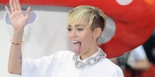 10 Pose Narsis Tergila Miley Cyrus di Twitter