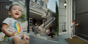 10 Potret Aktivitas Sore Rayyanza Anak Nagita Slavina yang Tak Melulu Ikut Syuting, Nongkrong di Teras Rumah Kayak Kita-kita - Gemas Pakai Karet Gelang di Tangan