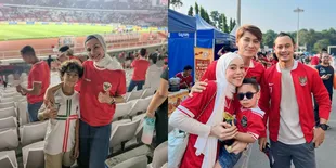 10 Potret Artis yang Turut Dukung Timnas di GBK, Ada Aaliyah Massaid dan Thoriq Halilintar yang Tampil Mesra - Fitri Carlina Semangat Nyanyikan Yel-Yel