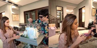 10 Potret Aurel Hermansyah Unboxing Seserahan dari Atta Halilintar, Dapat Sepatu Cantik Tapi Nggak Muat