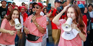 10 Potret Ayu Ting Ting Kompak Seragaman Bersama Keluarga Kenakan Kaos Merah Putih, Keliling Kampung Nyanyi HARI MERDEKA