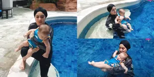 10 Potret Baby Air Berenang Bareng Irish Bella, Bikin Gemas - Ekspresinya Lucu Banget