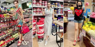 10 Potret Gaya Femmy Permatasari Saat Belanja Buah Hingga Mi Instan ke Supermarket, Hot Mama Sosialita!