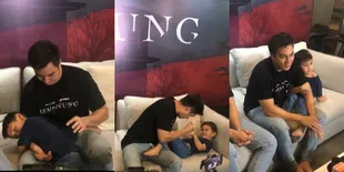 10 Potret Gemas Kiano Anak Baim Wong 'Ganggu' Sang Ayah Saat Wawancara, Saling Gigit Gemas - Minta Susu Karena Ngantuk
