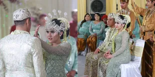 10 Potret Gemas Via Vallen Kepada Chevra Yolandi di Momen Mapag Penganten, Usap Pipi Sang Suami Dengan Manja