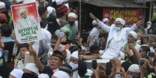 10 Potret Habib Rizieq Pulang ke Indonesia, Disambut Ribuan Massa Bak Seorang Raja