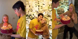 10 Potret Kejutan Ulang Tahun Lesti Kejora ke-24, Tetap Cantik Meski Keringetan Sepulang Olahraga - Bak Debus Matikan Lilin Pakai Tangan